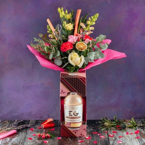 Ramos de rosas en una botella de Gin Tonic fucsia con violeta