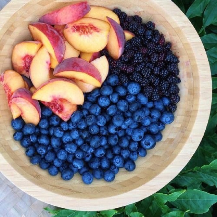 Bowl de fruta dulce: duraznos, arándanos frescos y moras