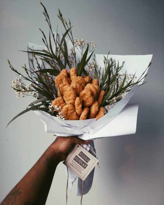 Ramo de nuggets cubierto con un papel de colores 
