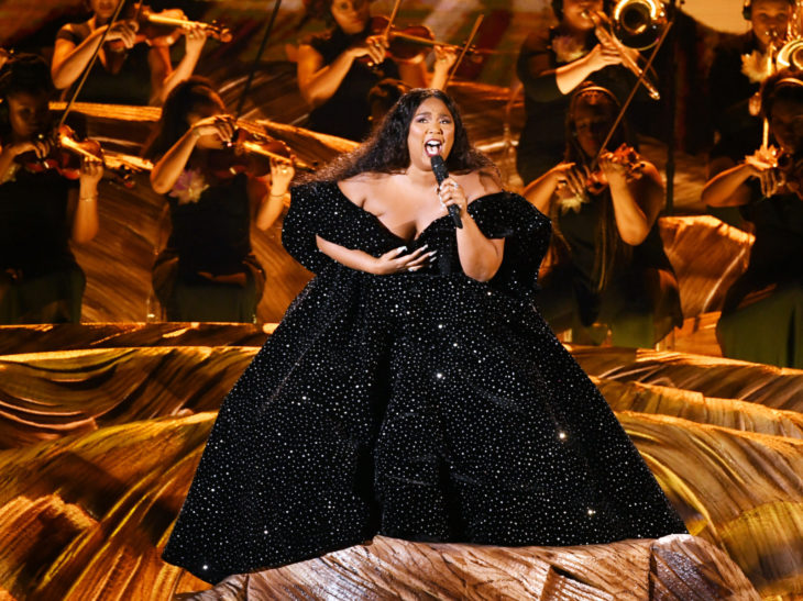 Mejores momentos de los Grammy 2020; Lizzo con vestido negro de princesa