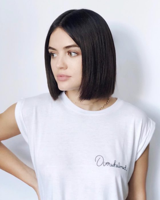 Lucy Hale con corte bob corto, posando para una foto con una camiseta blanca
