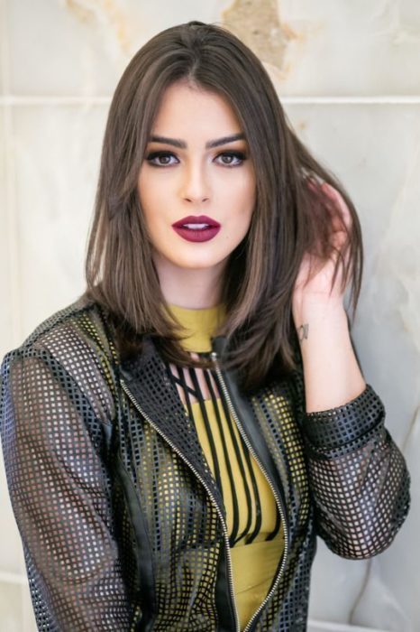 Modelo de cabello oscuro con corte bob largo recto