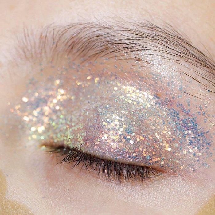 Maquillaje tornasol con glitter 