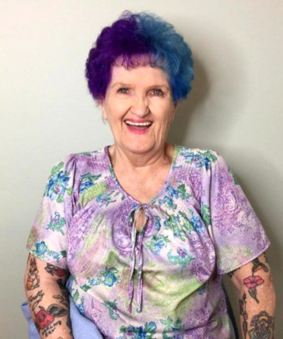Abuelas con cabellera de colores; viejita con cabello de dos tonos, morado y azul, con tatuajes en los brazos