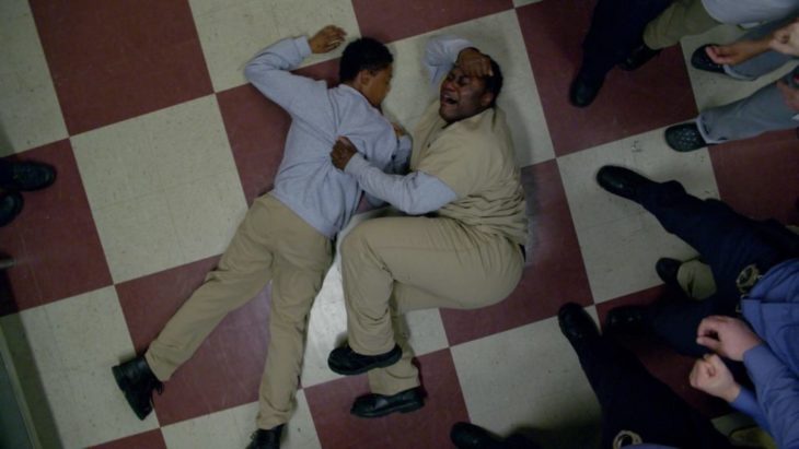 Poussey Washington en el suelo, serie Orange is the New Black