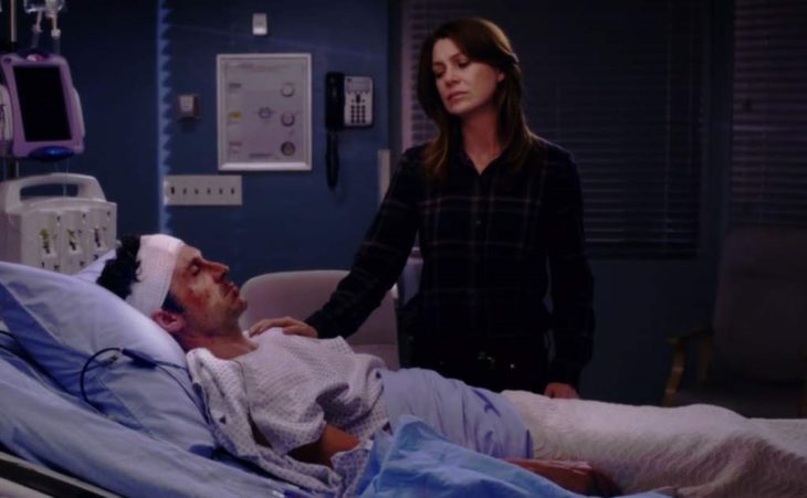 Derek de Grey's Anatomy recostado en una camilla