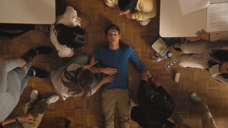 Michael de Jane The Virgin recostado en el piso