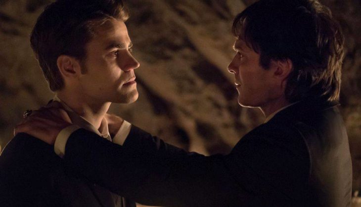 Stefan Salvatore junto a su hermano Damon Salvatore en Diarios de Vampiros