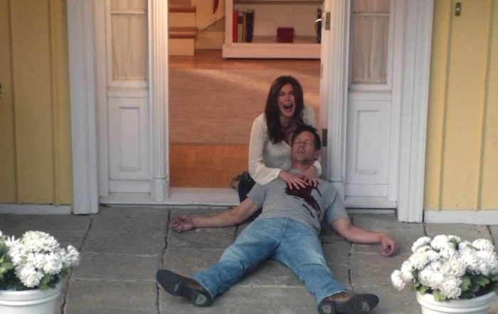 Mike Delfino recostado en el piso serie Esposas Desesperadas