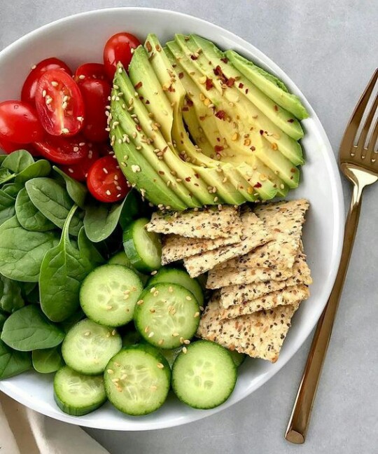 Aguacate con ensalada y galletas horneadas
