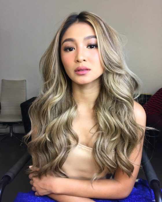 Chica con cabello rubio cenizo dorado