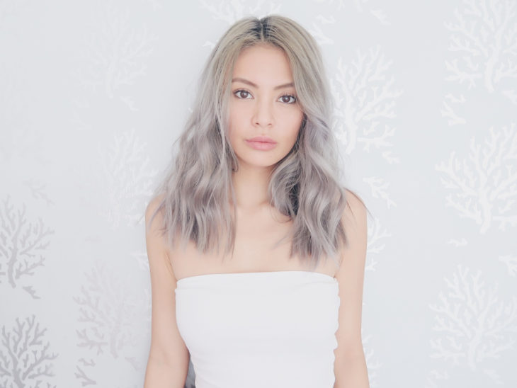 Chica con cabello rubio cenizo platinado