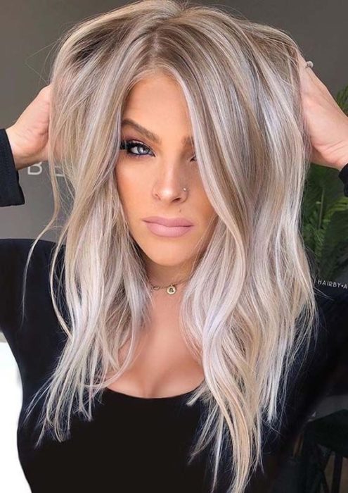 Chica con cabello rubio cenizo dorado