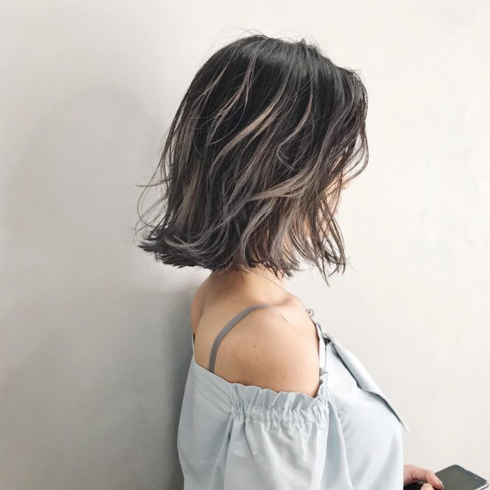 Chica con cabello rubio cenizo con matices café