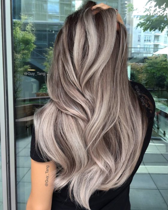 Chica con cabello rubio cenizo