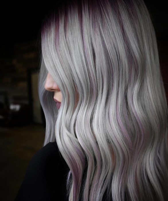 Chica con cabello rubio cenizo y mechas rosa