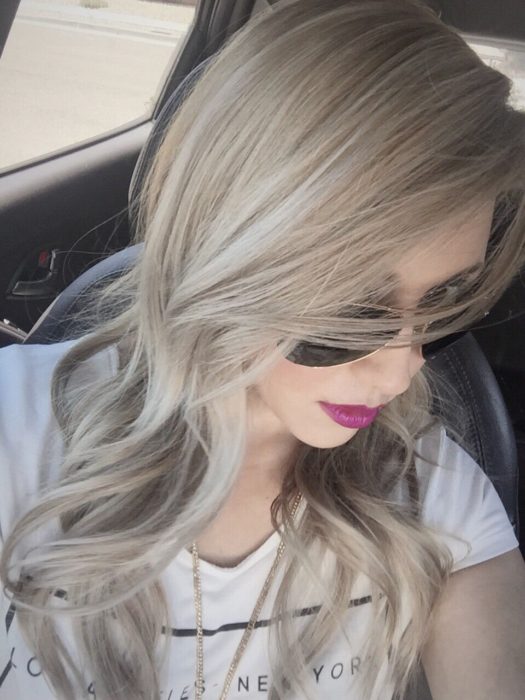 Chica con cabello rubio cenizo dorado