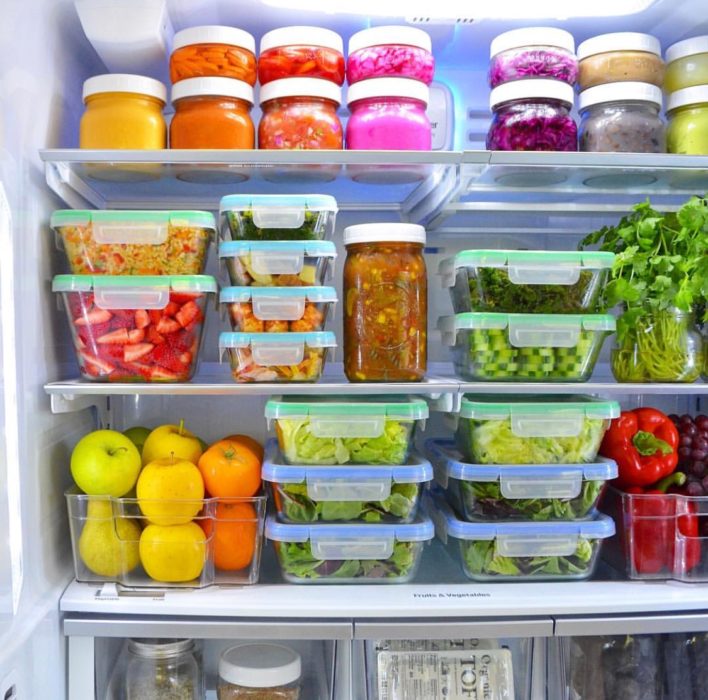 Refrigerador organizado con tuppers