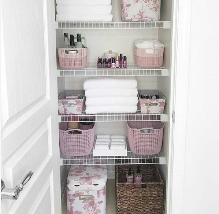 Baño de chica organizado en tonos rosas y lilas
