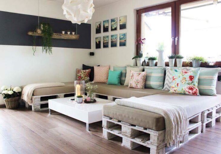 Sala económica elaborada con materiales reutilizables como pallets