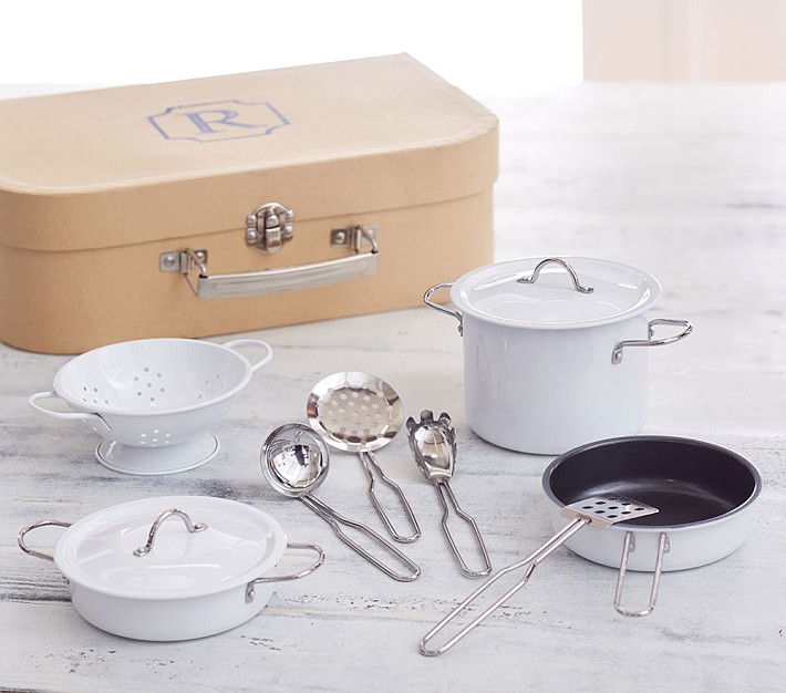 Batería de cocina nueva en maletín beige