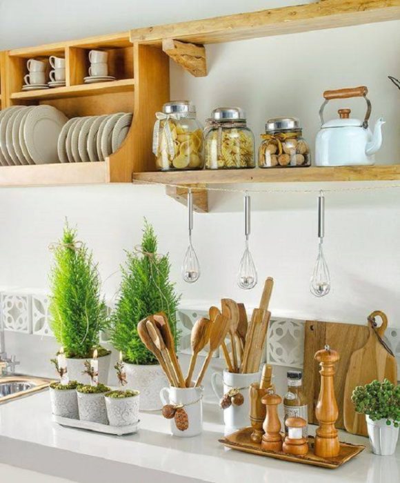 Cocina decorada con elementos de madera y adornos florales
