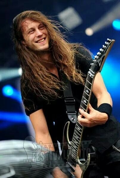 Mark Jansen de Epica tocando la guitarra en un concierto