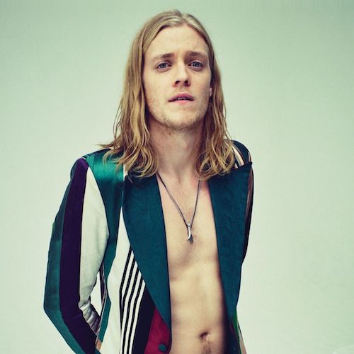 Rufus Tiger Taylor de The Darkness posando sin camisa para una fotografía