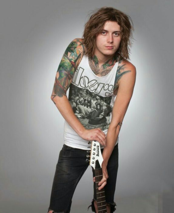 Ben Bruce de Asking Alexandria posando con una guitarra para una foto 