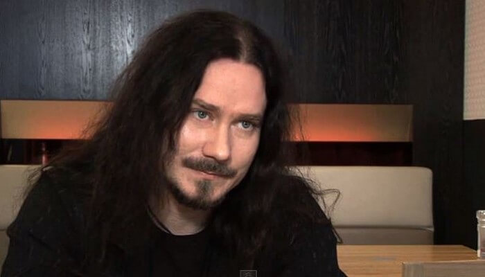 Tuomas Holopainen  de Nightwish sentado en un sofá