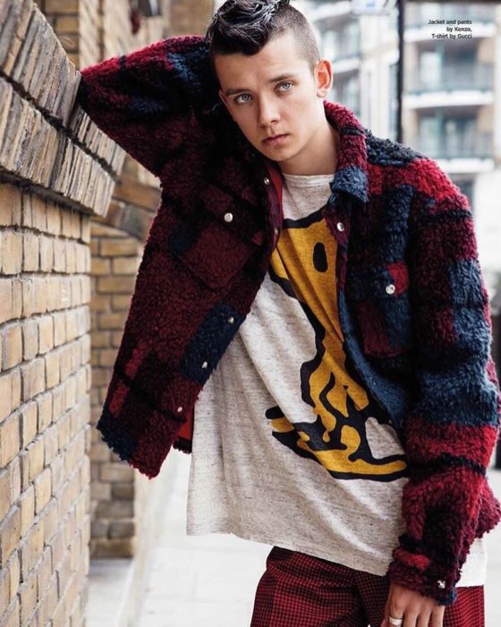 Asa Maxwell Thornton Farr Butterfield con una chaqueta roja recargado en una pared
