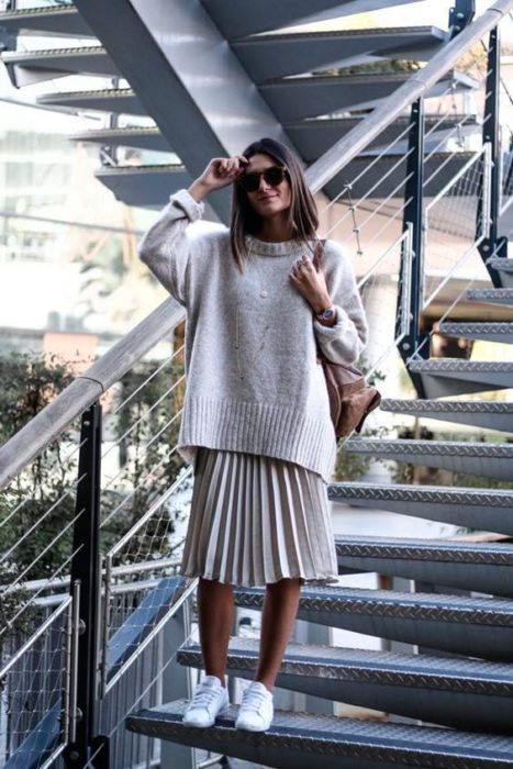 Chica con falda plizada en gris y sudadera del mismo tono