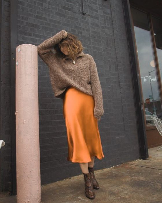 Chica con pantalones anchos en naranja vibrante