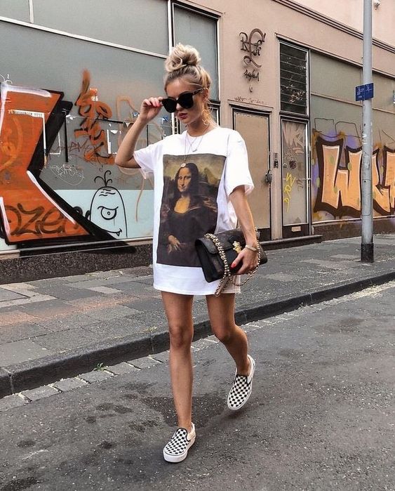 Chica con camisa amplia blanca y estampada como vestido