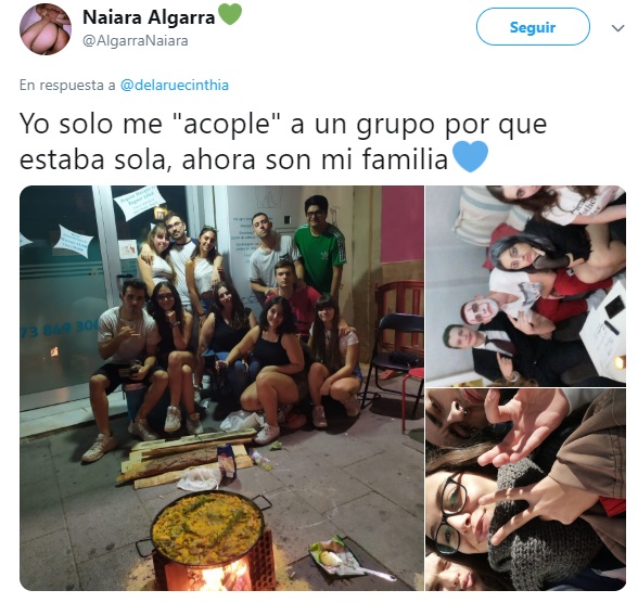 Grupo de amigos cenando y divirtiéndose por la noche