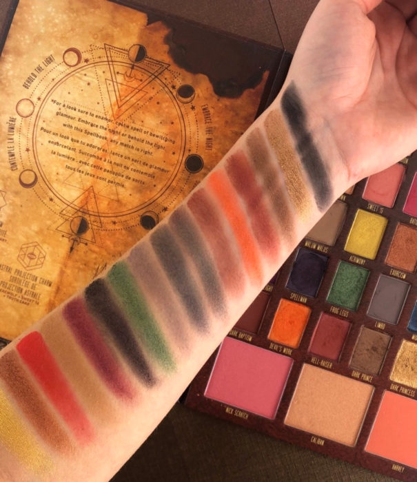NYX lanza una línea de maquillaje inspirada en El Mundo Oculto de Sabrina; paleta de sombras