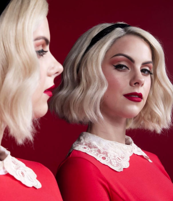 NYX lanza una línea de maquillaje inspirada en El Mundo Oculto de Sabrina; mujer disfrazada de Sabrina Spellman