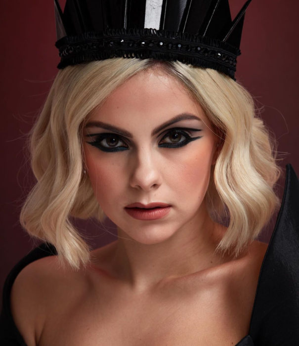 NYX lanza una línea de maquillaje inspirada en El Mundo Oculto de Sabrina; mujer disfrazada de Sabrina Spellman