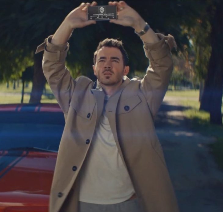 Kevin Jonas recreando la escena de la película <em>Say Anything</em>» width=»730″ height=»693″  /></p>
<p>Kevin optó por <em>Say Anything</em>, así que aparece afuera de la casa de su chica sosteniendo una grabadora, que por cierto dejó de funcionar y decidió reemplazar con un celular para dedicarle una especie de serenata.</p>
<h2>Así es <em>What A Man Gotta Do</em></h2>
<p>Disfrútalo, porque sin lugar a dudas es el mejor video que hemos visto en lo que va del 2020.</p>
</div></div><div class=