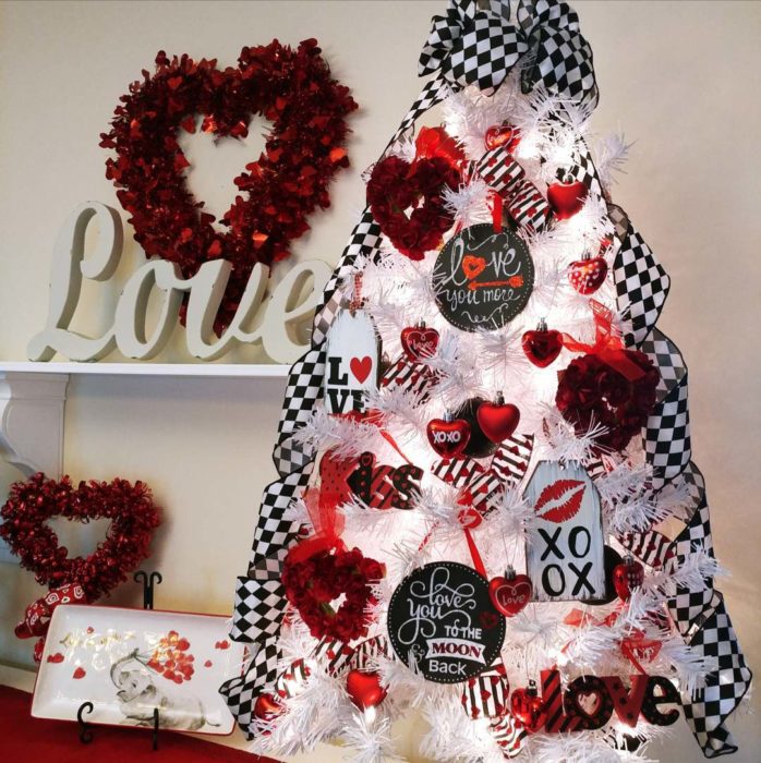 árbol de san valentín decorado con guirnaldas rojas