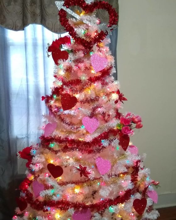 árbol de san valentín decorado con guirnaldas rojas