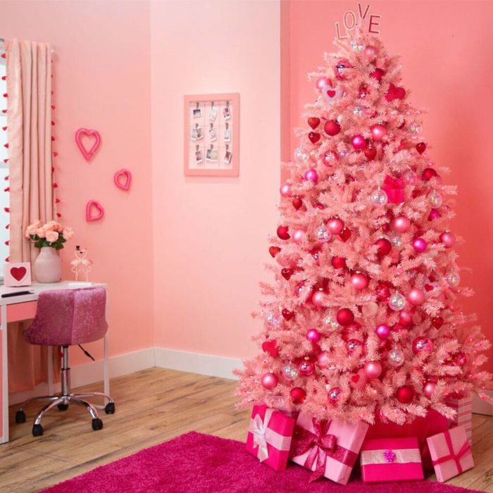 árbol de san valentín decorado con guirnaldas rojas