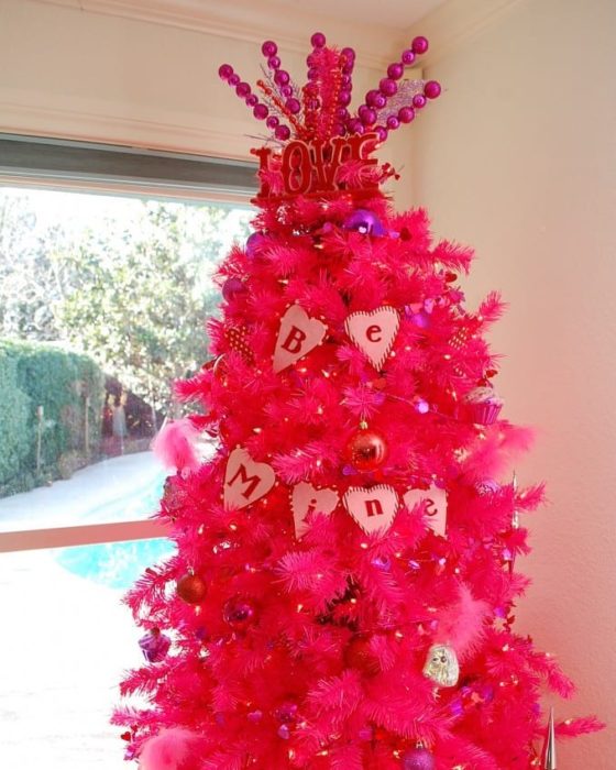 árbol de san valentín decorado con guirnaldas rojas