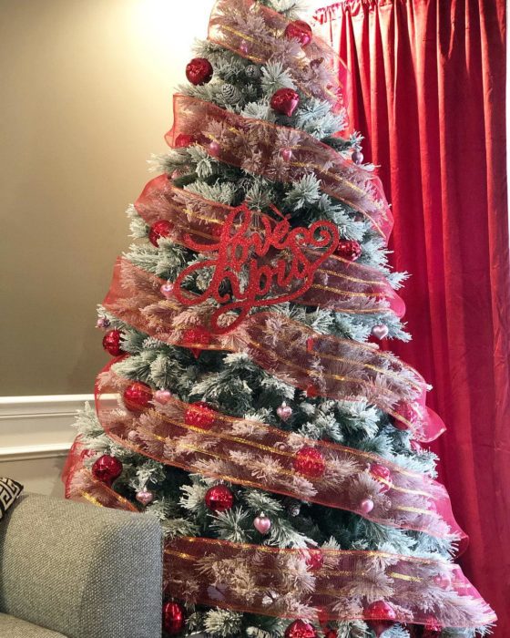 árbol de san valentín decorado con guirnaldas rojas