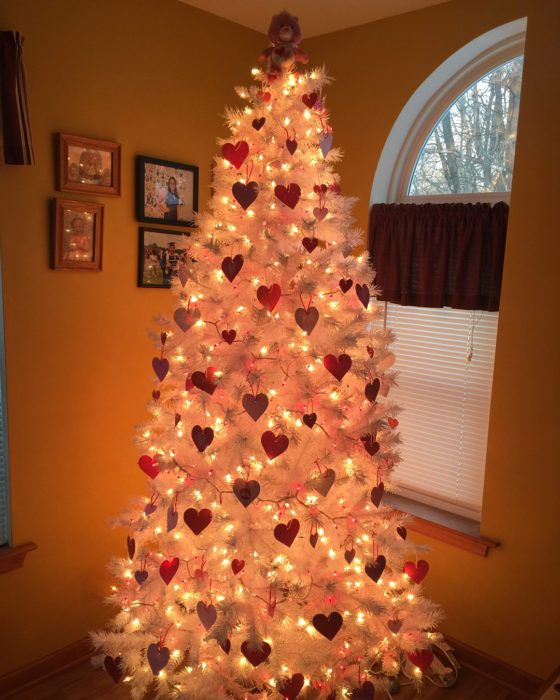 árbol de san valentín decorado con guirnaldas rojas