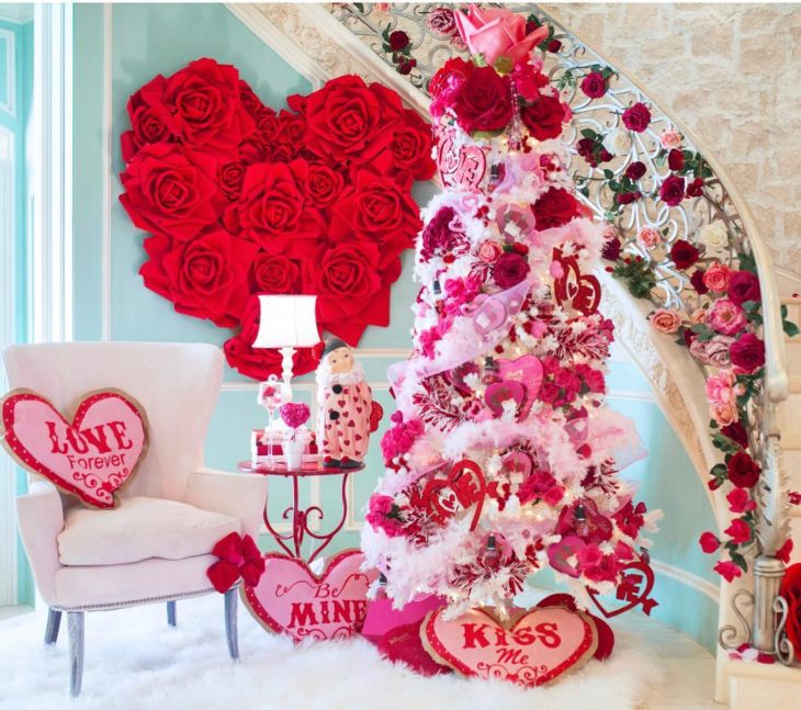 árbol de san valentín decorado con guirnaldas rojas