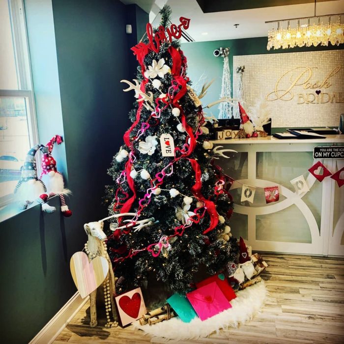 árbol de san valentín decorado con guirnaldas rojas