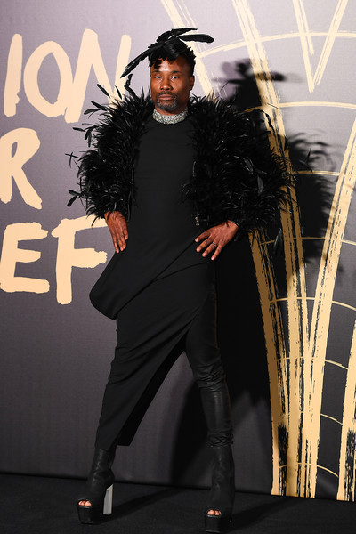 Billy Porter look en negro con plumas y zapatos plataforma Fashion For Relief London 2019