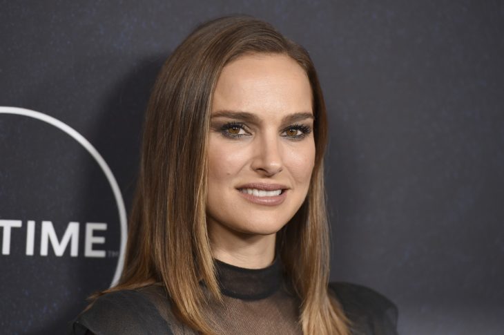 Natalie Portman sonriendo en una alfombra del evento Time