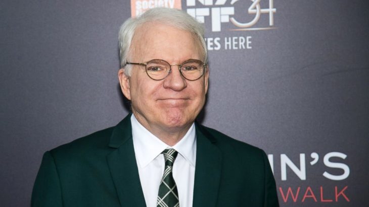 Steve Martin sonriendo en una entrevista